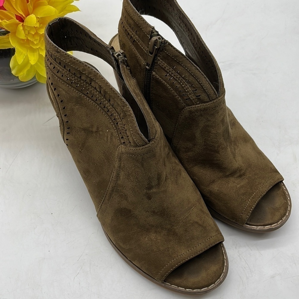 Madeline Waterlily Brown peep Toe Microsuede Heels Sz  9.5. MCH1831C